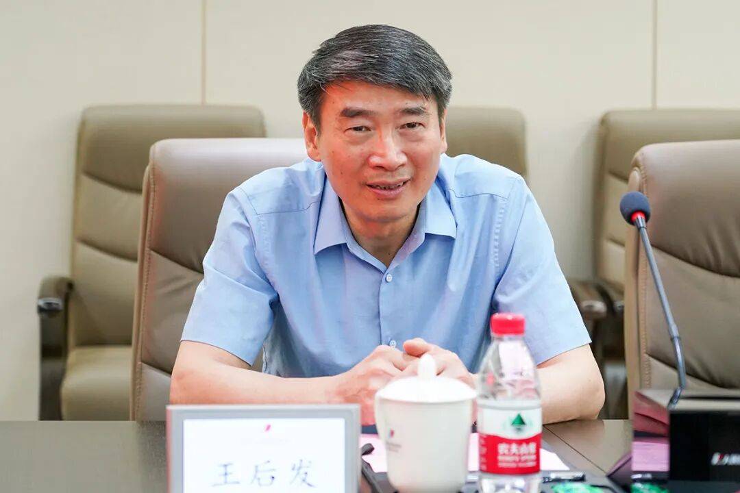 县委书记主动交代问题7个月后<strong></p>
<p>黄河旋风股票</strong>，县人大常委会原主任也主动交代问题，两人长期共事