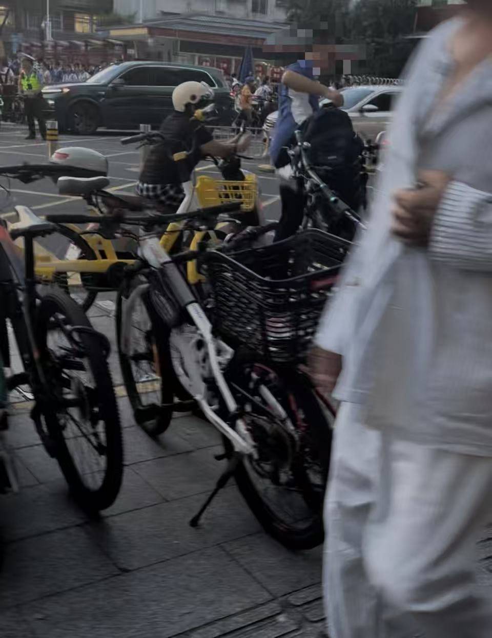 深圳一医院门口被指“举步维艰”<strong></p>
<p>中信海直股票</strong>！整治后记者实探:仍很堵
