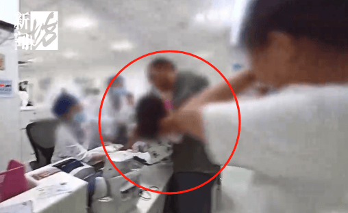 事发上海晚高峰！汹涌车流中<strong></p>
<p>云内动力股票</strong>，一男子绝望跳车，直奔民警而去……