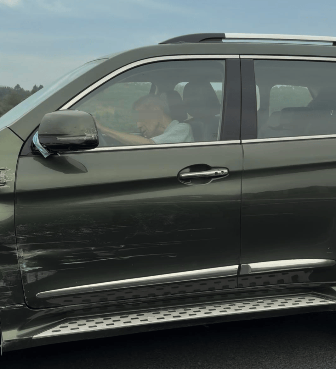 “司机像没意识了一样！”男子称SUV在高速上慢行、撞上石墩也不停<strong></p>
<p>万科a股票</strong>，交警：司机目前无生命危险