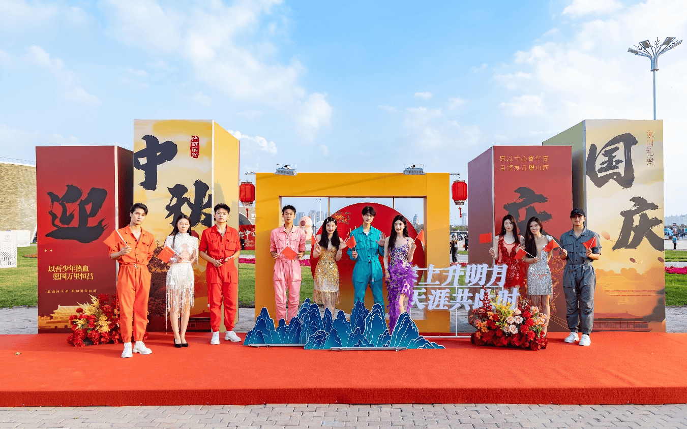 数万游客齐聚哈尔滨冰雪大世界 共赴国庆欢乐盛宴