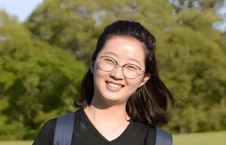 章莹颖男友国庆探望章父并协助直播<strong></p>
<p>万科a股票</strong>,网友劝其早点结婚,本人回应