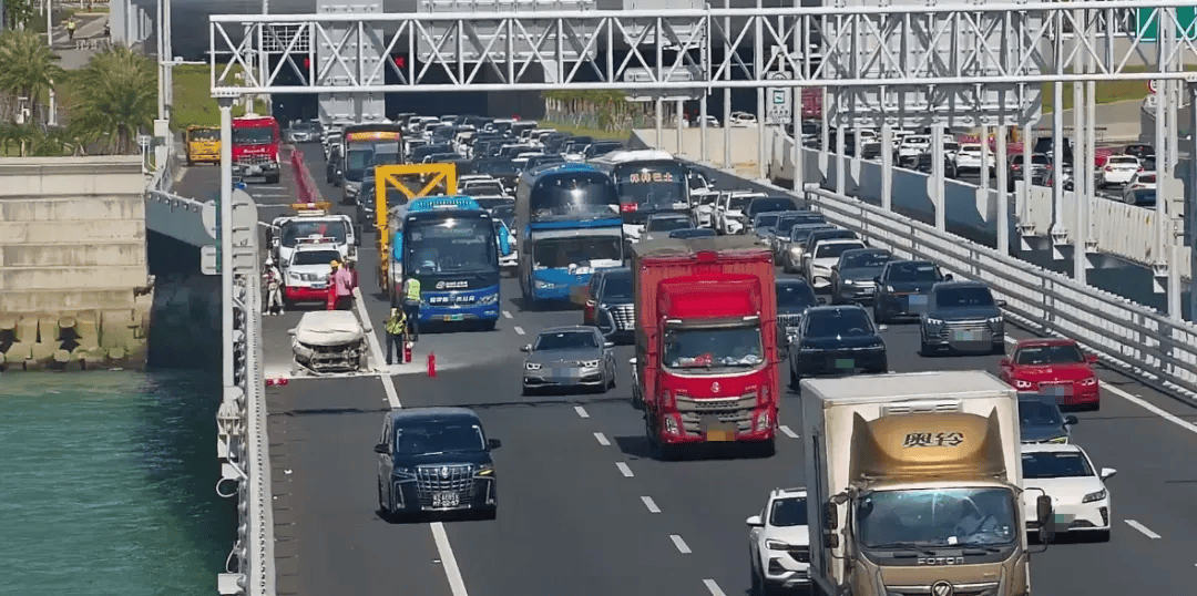 粤B·97821D、粤Z·AG85澳、粤T·91736<strong></p>
<p>中油资本股票</strong>，你们被拍下来了！