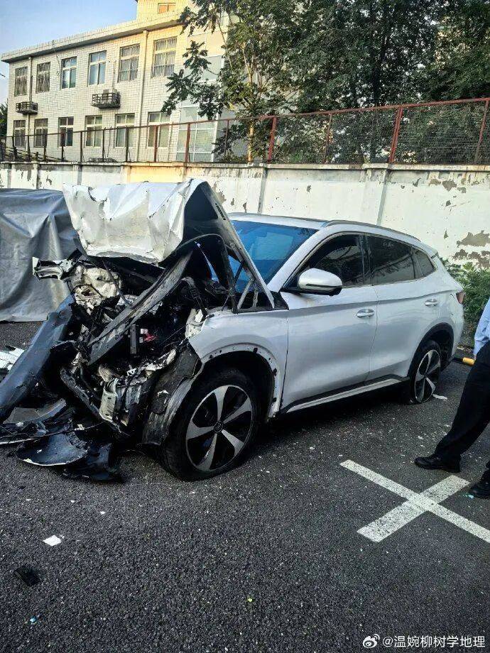 比亚迪车主多处骨折<strong></p>
<p>中油资本股票</strong>,其妻发声:往后日子不知怎么过!陈震车祸后再度致歉