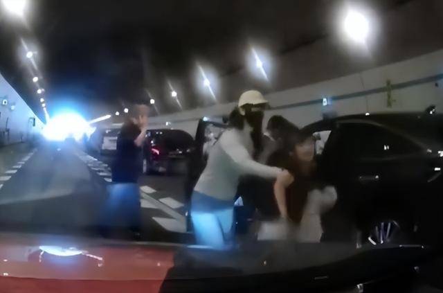 10岁男孩隧道内跪地拦车：哭得撕心裂肺，求人救他妈妈