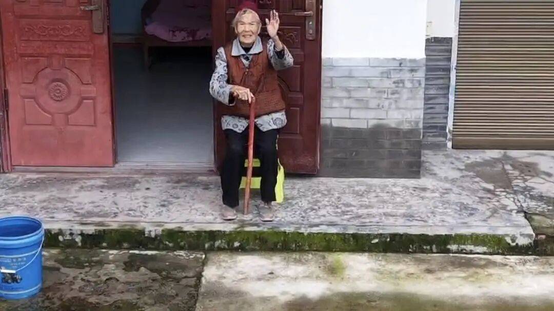 四川巴中男子宴席打包“坨子肉”<strong></p>
<p>中油资本股票</strong>，用无人机“空投”给95岁外婆