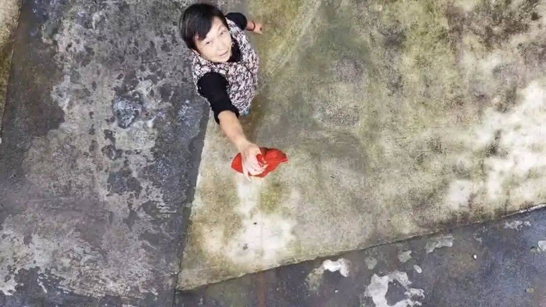 四川巴中男子宴席打包“坨子肉”<strong></p>
<p>中油资本股票</strong>，用无人机“空投”给95岁外婆