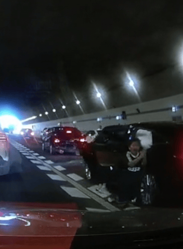 广州一男孩跪地拦车救母感动全网<strong></p>
<p>中油资本股票</strong>，妈妈回应：哭着看完视频，“没有想到孩子这么爱我”