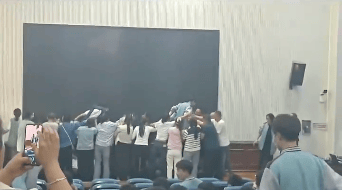 家长跪地被学生轮流踩踏<strong></p>
<p>法拉第未来股票</strong>，校方凌晨道歉