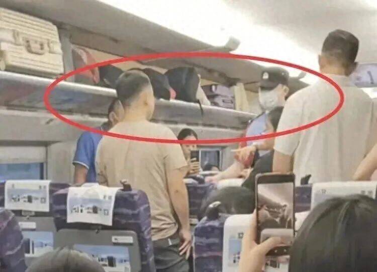 陌生男子对高铁邻座8岁女孩又亲又摸，竟称“她这么小没关系”，孩子妈妈报警