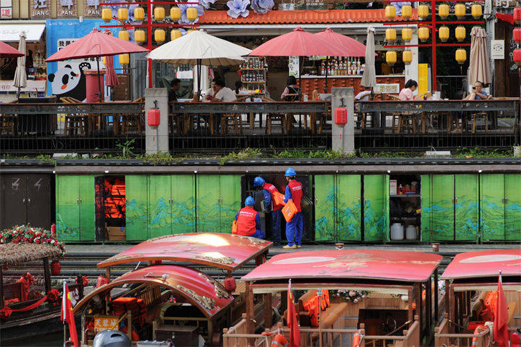 阖家团圆时<strong></p>
<p>法拉第未来股票</strong>，他们守护蓉城灯火