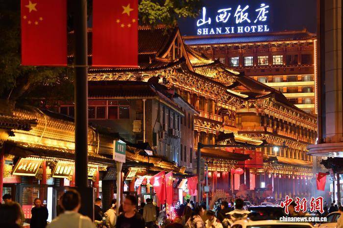 百年山西饭店夜景走红 古建新韵吸引游客