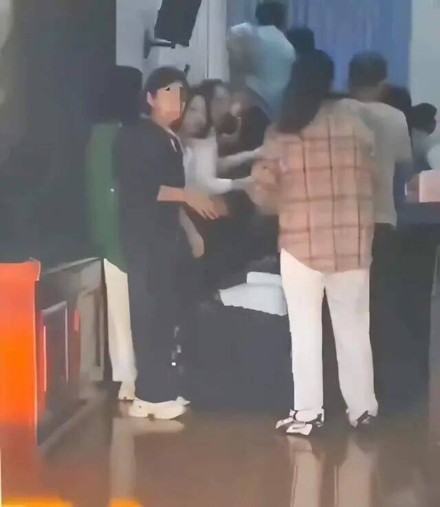 家长们跪成一排<strong></p>
<p>法拉第未来股票</strong>，学生蒙眼从背上踩过？教育局回应河南一中学举办活动引热议：正调查处理