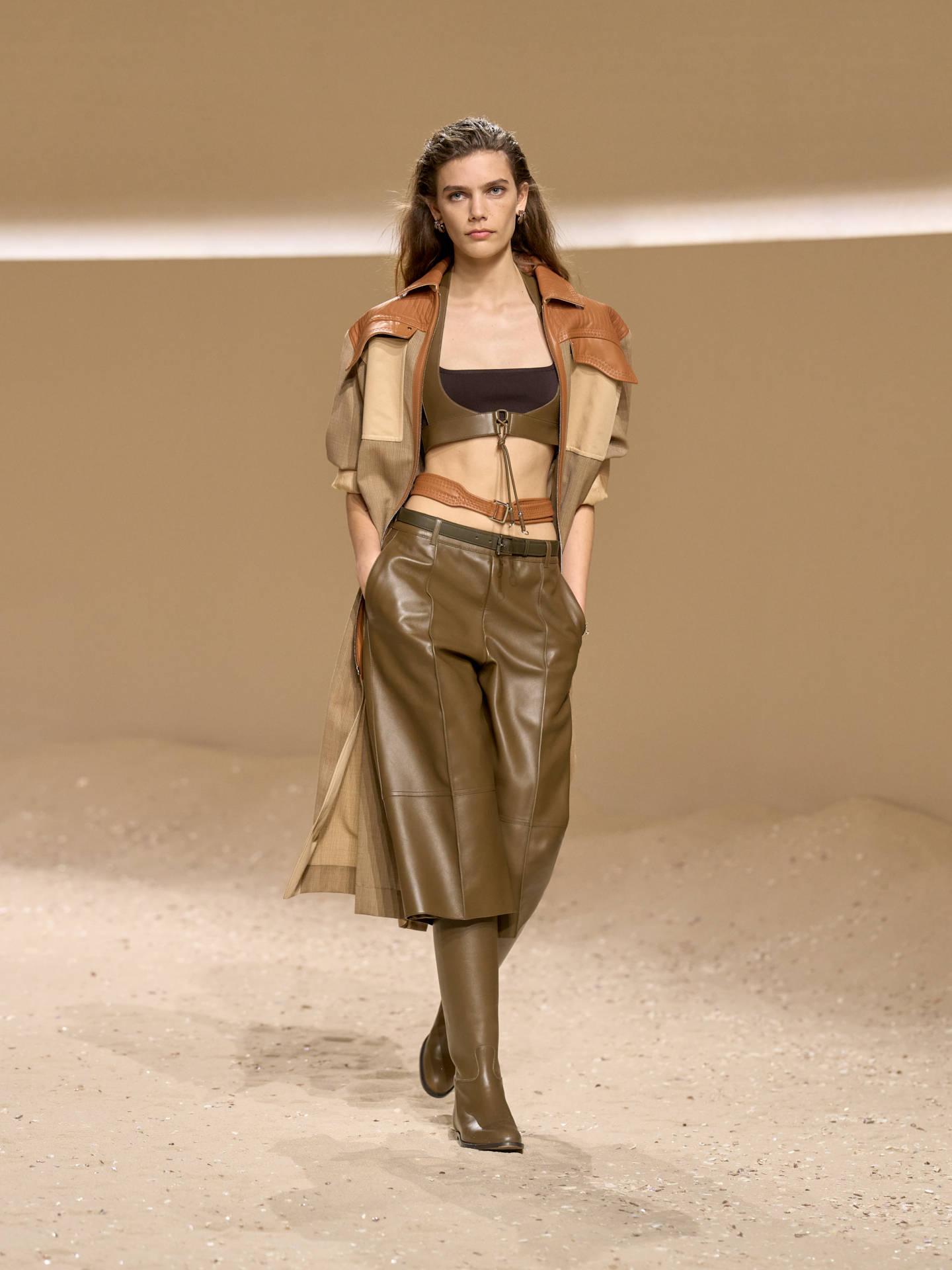 爱马仕秀场变沙滩<strong></p>
<p>法拉第未来股票</strong>，丝巾变上衣、亮色包袋注入新活力！