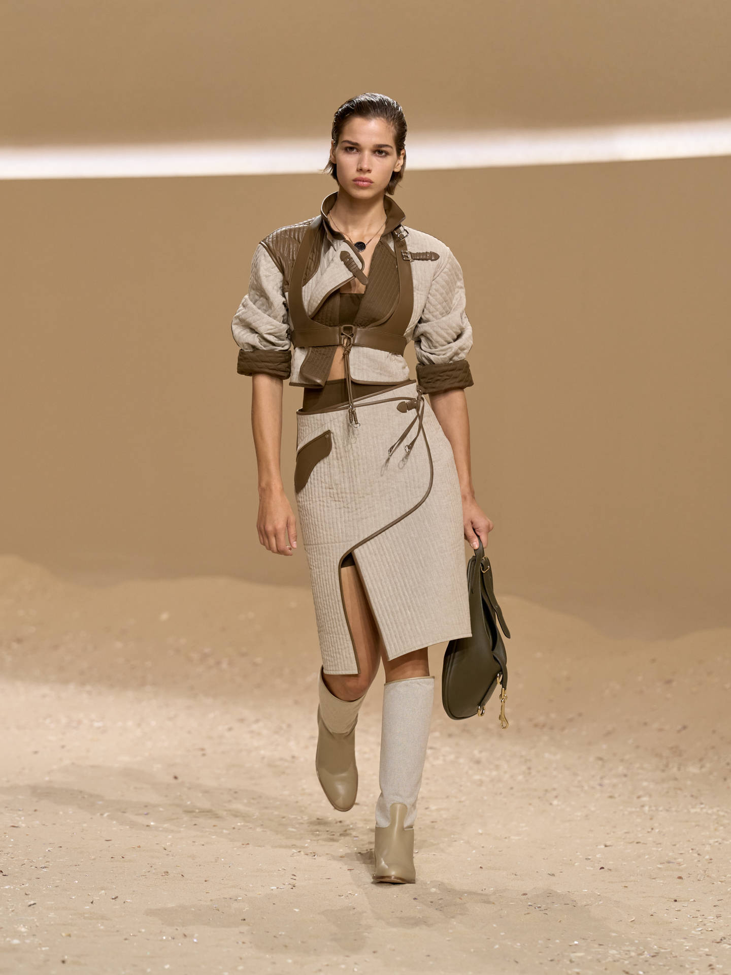 爱马仕秀场变沙滩<strong></p>
<p>法拉第未来股票</strong>，丝巾变上衣、亮色包袋注入新活力！