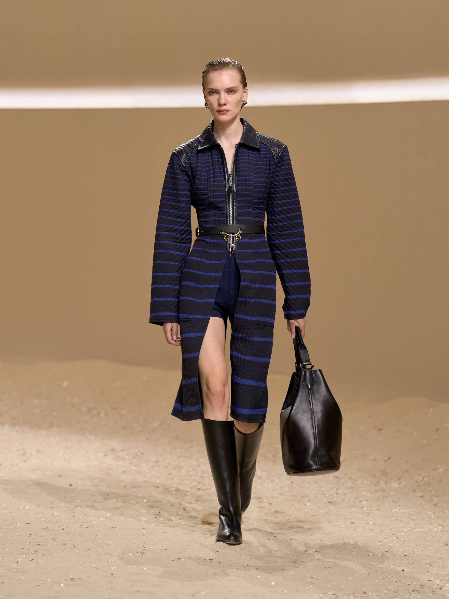 爱马仕秀场变沙滩<strong></p>
<p>法拉第未来股票</strong>，丝巾变上衣、亮色包袋注入新活力！