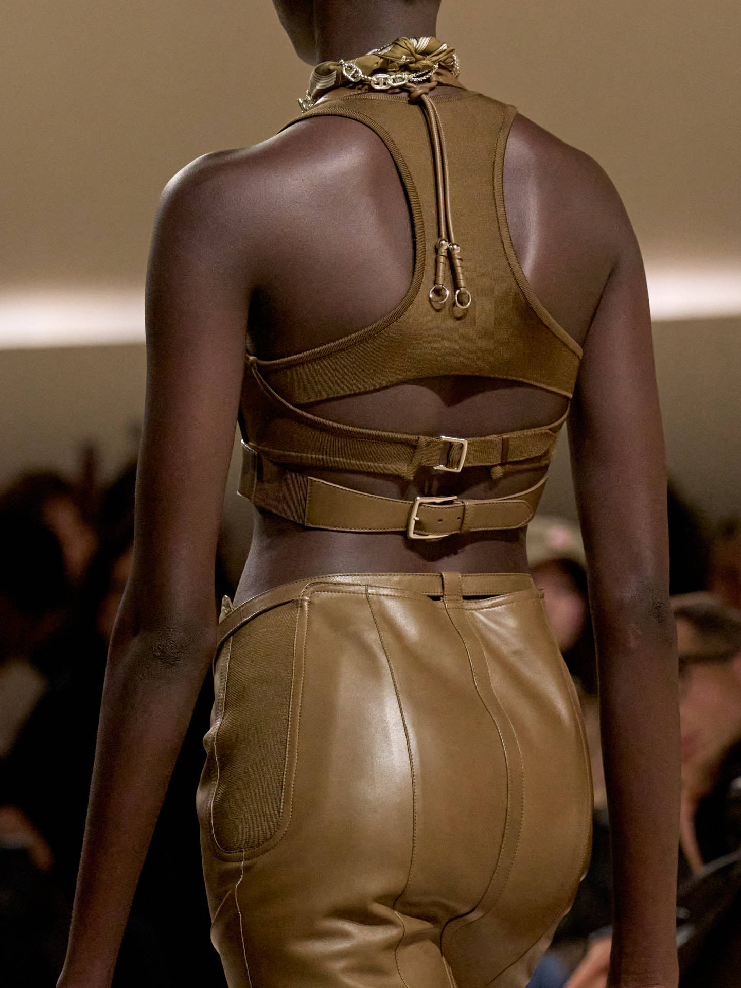 爱马仕秀场变沙滩<strong></p>
<p>法拉第未来股票</strong>，丝巾变上衣、亮色包袋注入新活力！