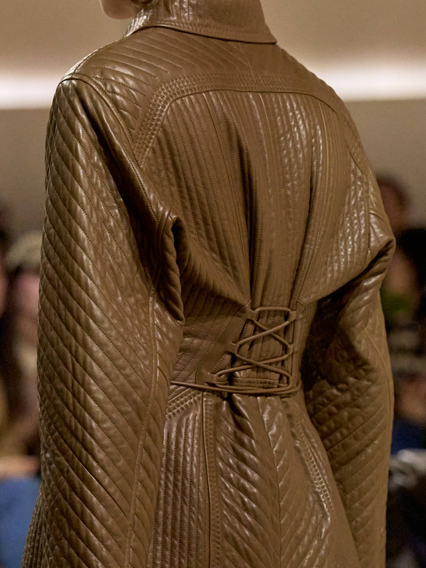 爱马仕秀场变沙滩<strong></p>
<p>法拉第未来股票</strong>，丝巾变上衣、亮色包袋注入新活力！