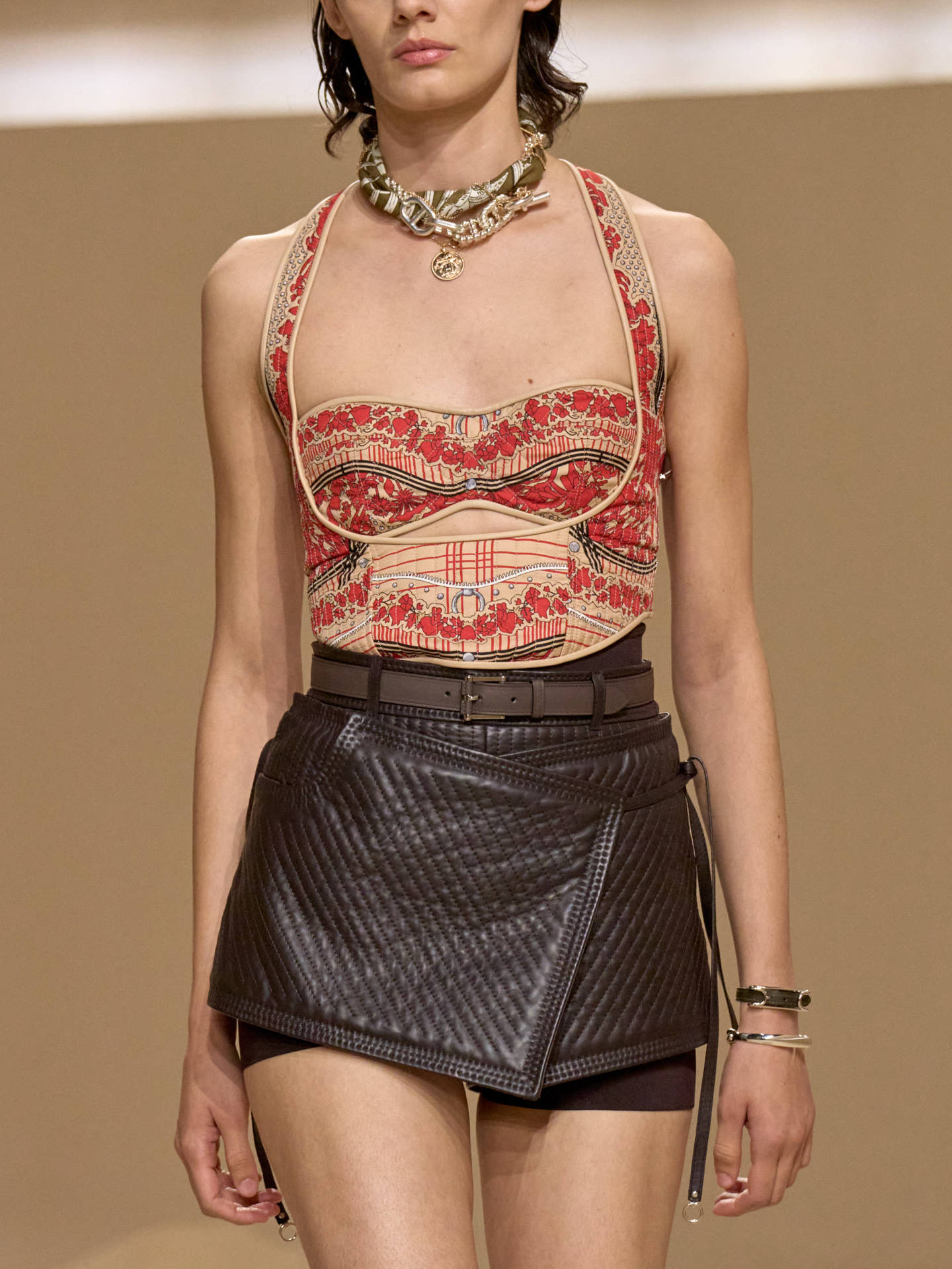 爱马仕秀场变沙滩<strong></p>
<p>法拉第未来股票</strong>，丝巾变上衣、亮色包袋注入新活力！