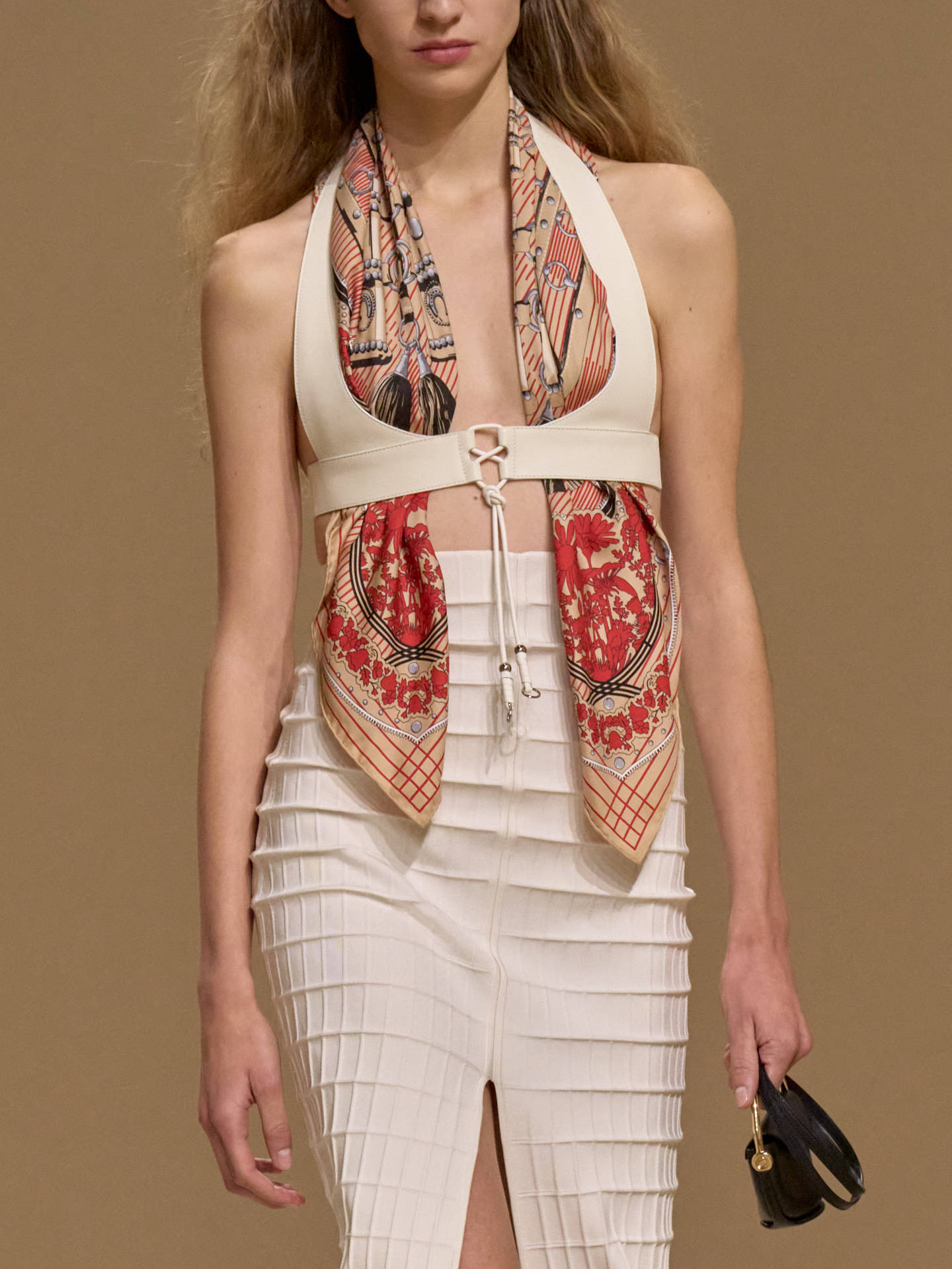 爱马仕秀场变沙滩<strong></p>
<p>法拉第未来股票</strong>，丝巾变上衣、亮色包袋注入新活力！