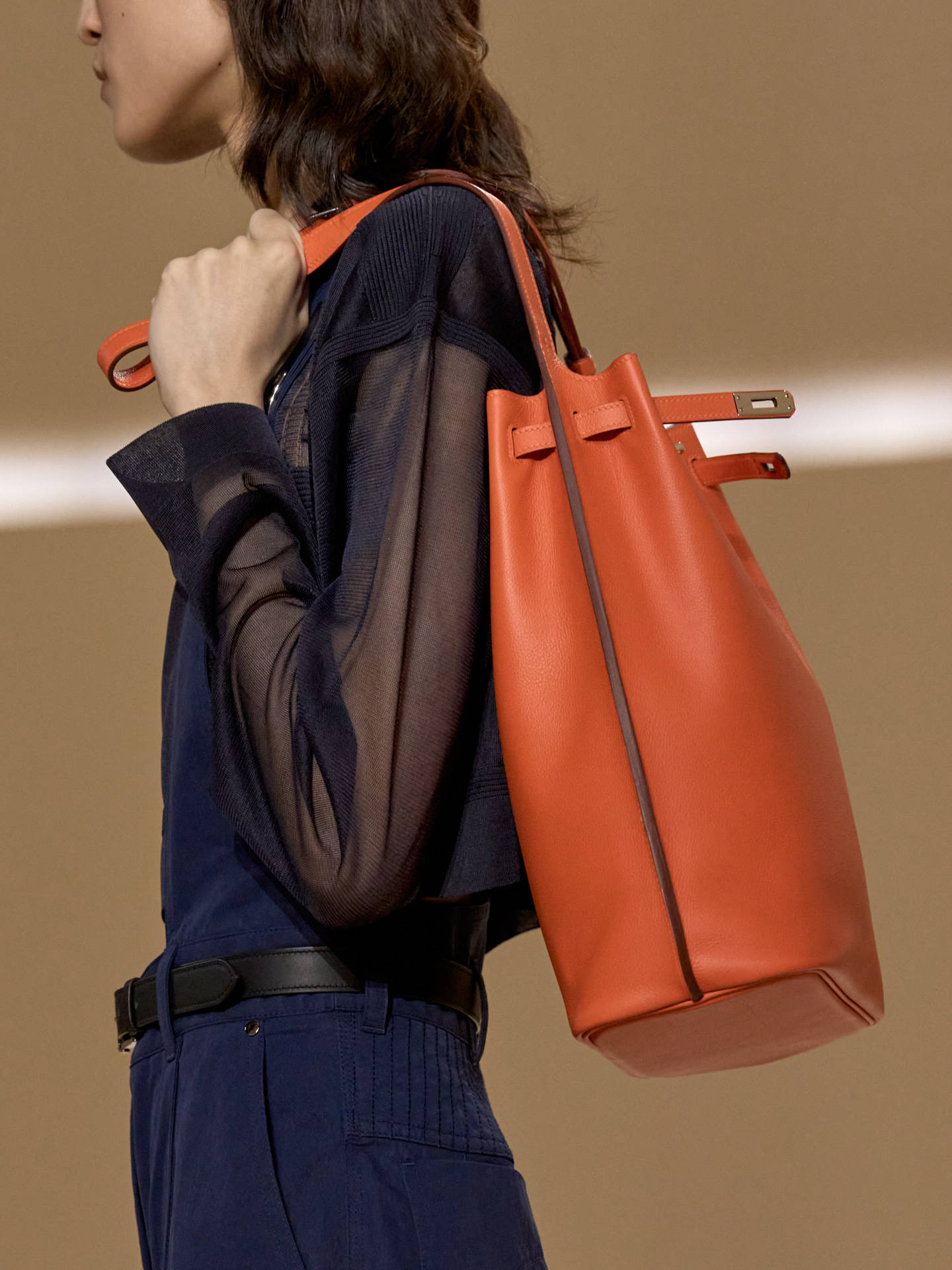 爱马仕秀场变沙滩<strong></p>
<p>法拉第未来股票</strong>，丝巾变上衣、亮色包袋注入新活力！