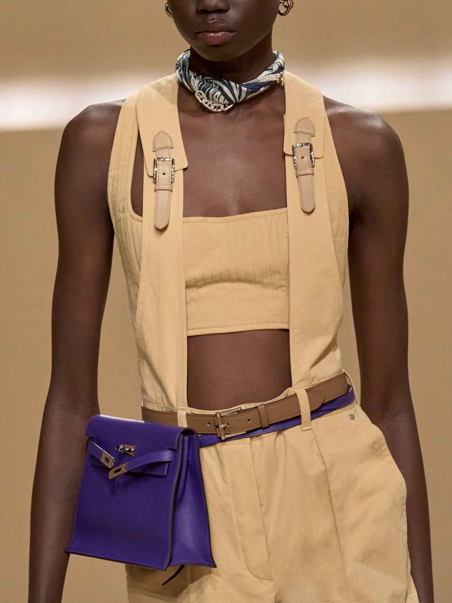 爱马仕秀场变沙滩<strong></p>
<p>法拉第未来股票</strong>，丝巾变上衣、亮色包袋注入新活力！