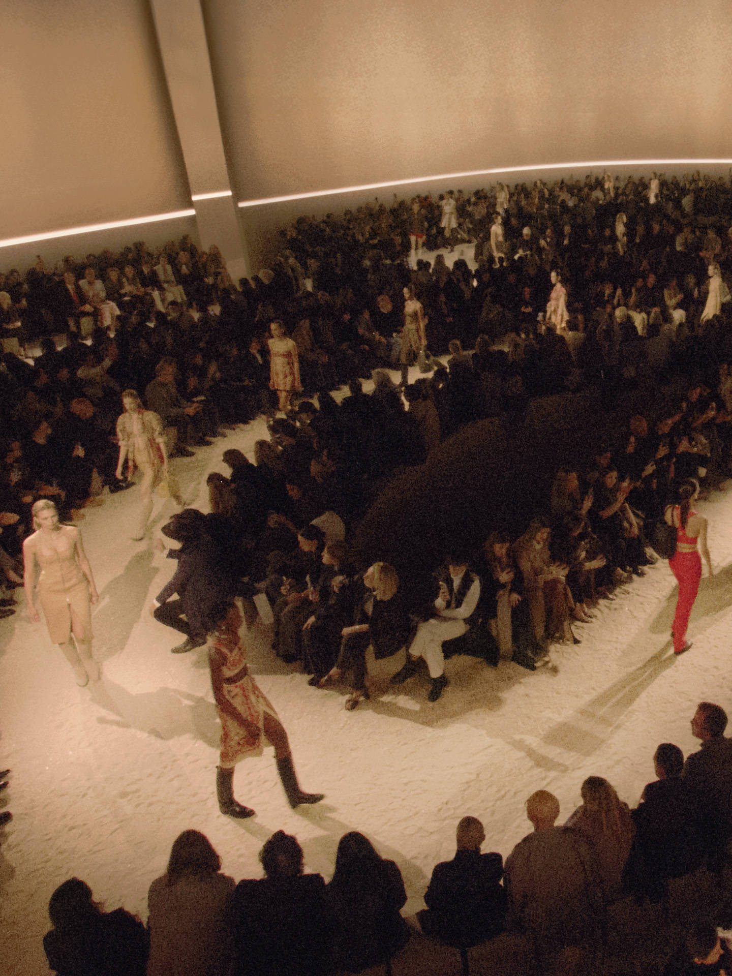 爱马仕秀场变沙滩<strong></p>
<p>法拉第未来股票</strong>，丝巾变上衣、亮色包袋注入新活力！