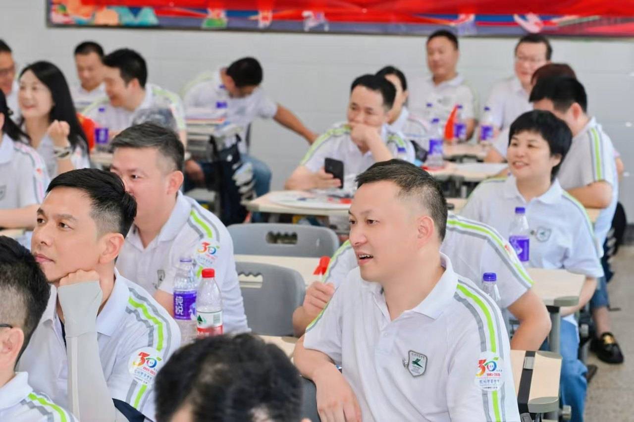 那个让老师骄傲的“调皮”班级！30年同学聚会<strong></p>
<p>格力地产股票</strong>，还伴有一封来自贵州的感谢信