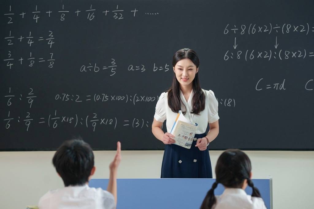 开学前接调岗电话，小学老师仓促教初中