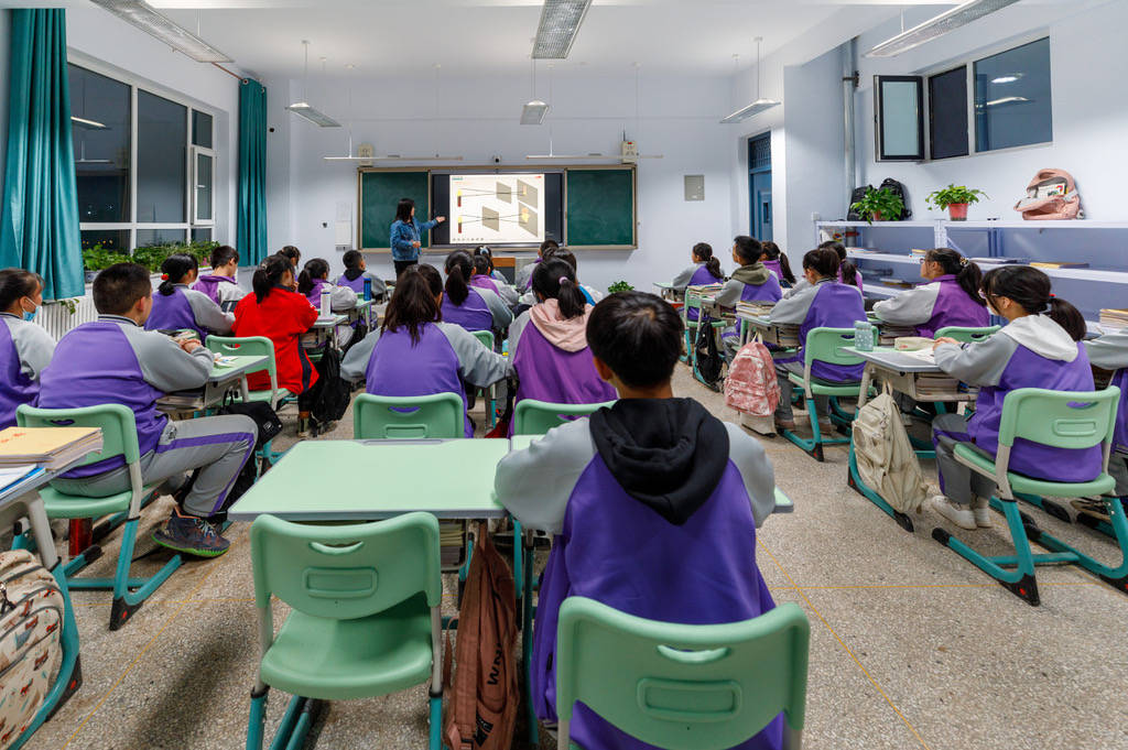 开学前接调岗电话<strong></p>
<p>王府井股票</strong>，小学老师仓促教初中