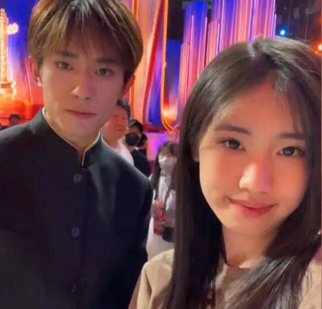 考古|冯小刚带女儿去陈思诚工作室！开个人账号还读影视专业<strong></p>
<p>福耀玻璃股票</strong>，她也要“女承父业”吗？