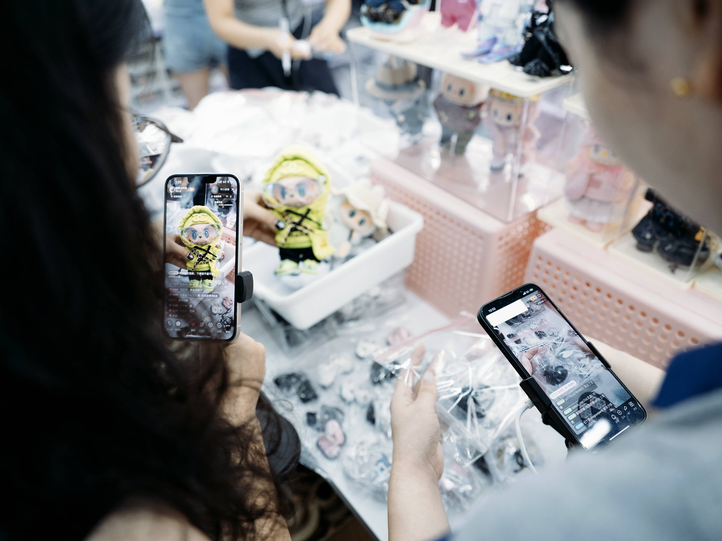 农村宝妈为潮牌玩偶做衣服 月还2千房贷