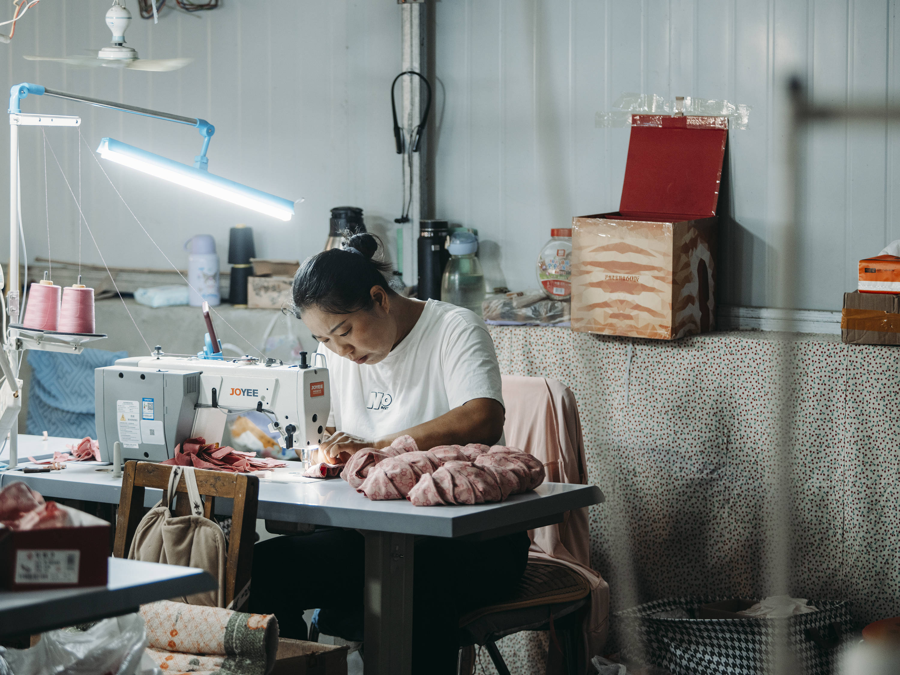 农村宝妈为潮牌玩偶做衣服 月还2千房贷