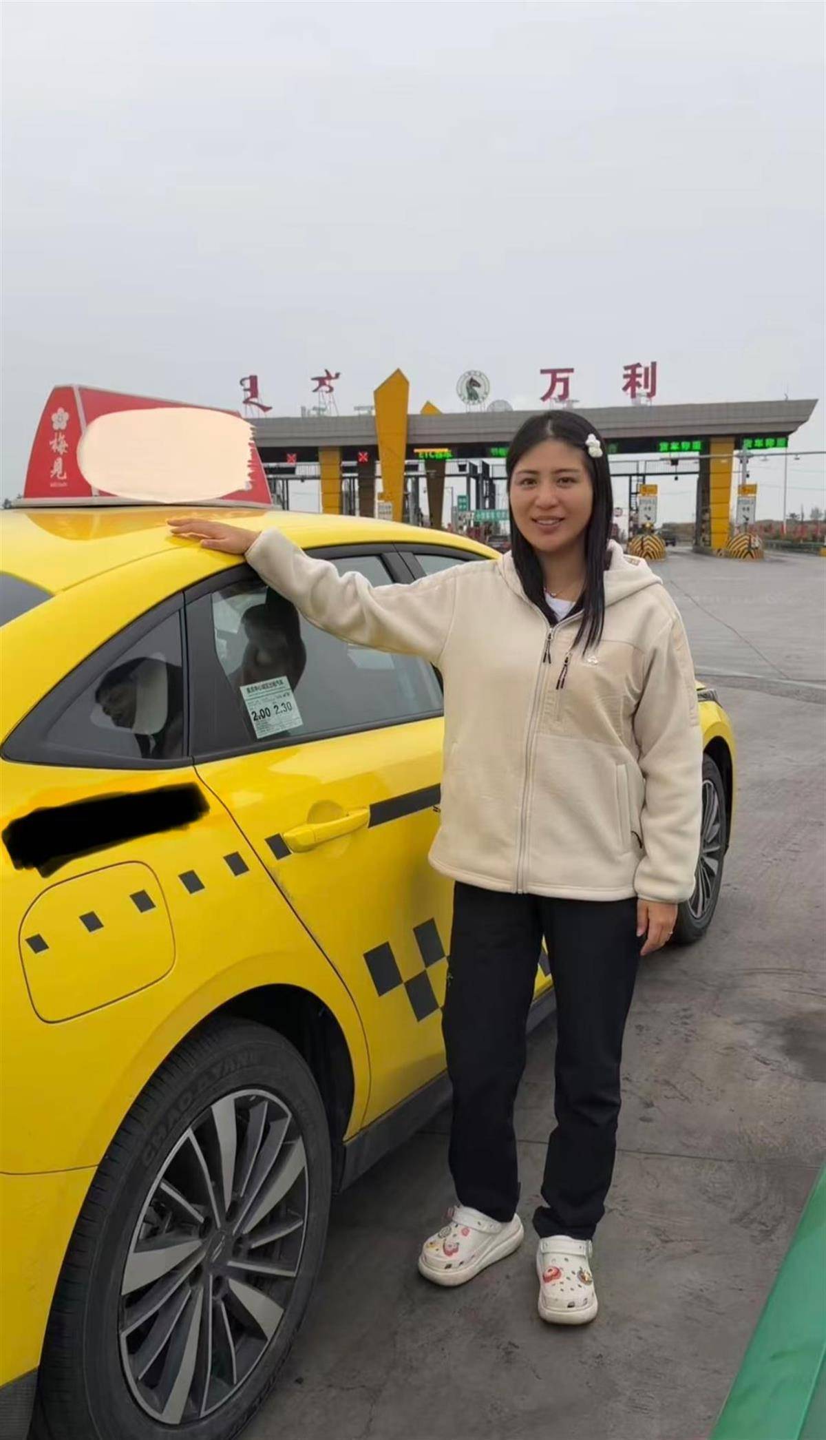重庆女子乘“黄色法拉利”去内蒙古策马奔腾，当事人：拦了十多辆车才有司机接单，计价器爆表了