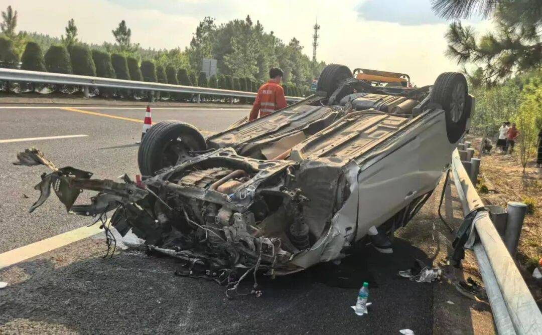 “我撒谎天打雷劈！”男子高速突然强行变道致翻车<strong></p>
<p>福耀玻璃股票</strong>，反诬赖对方