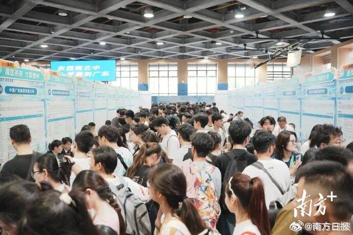 多地考编打破35岁门槛<strong></p>
<p>福耀玻璃股票</strong>，本科放宽至38周岁及以下