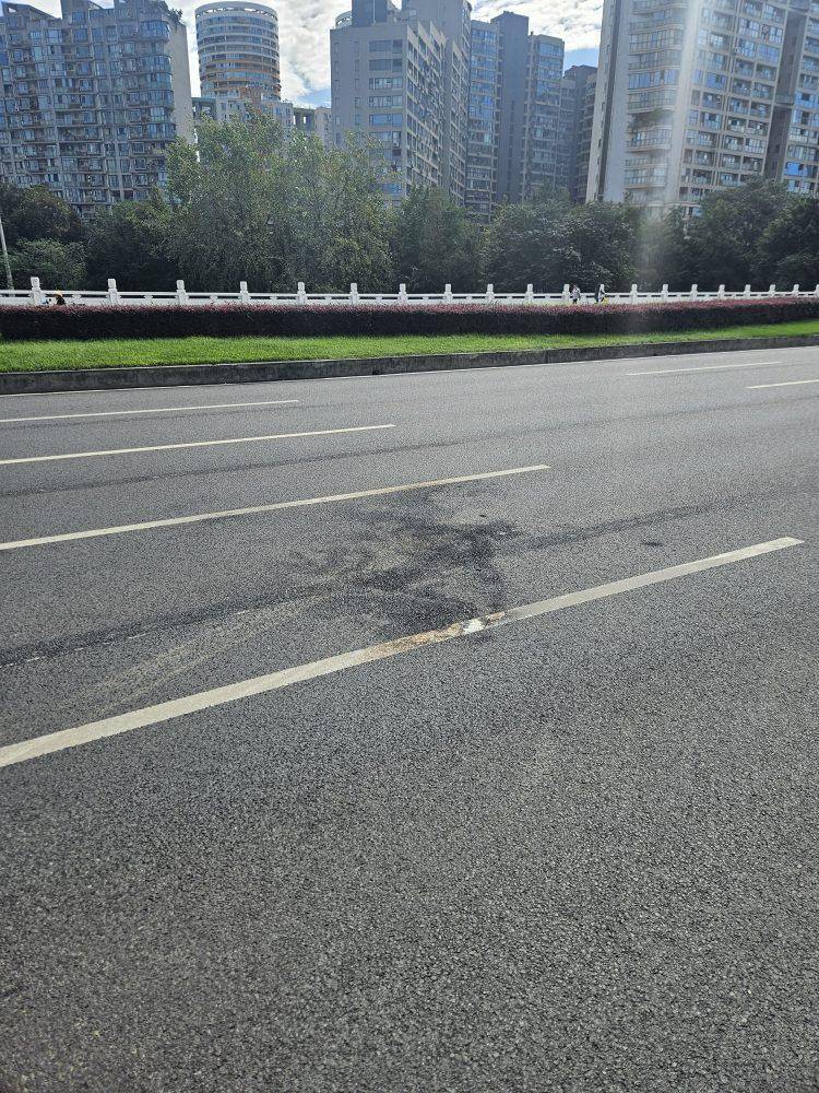 成都发生一起严重交通事故<strong></p>
<p>宁波银行股票</strong>，上游新闻实地探访：燃烧留下的印记仍在