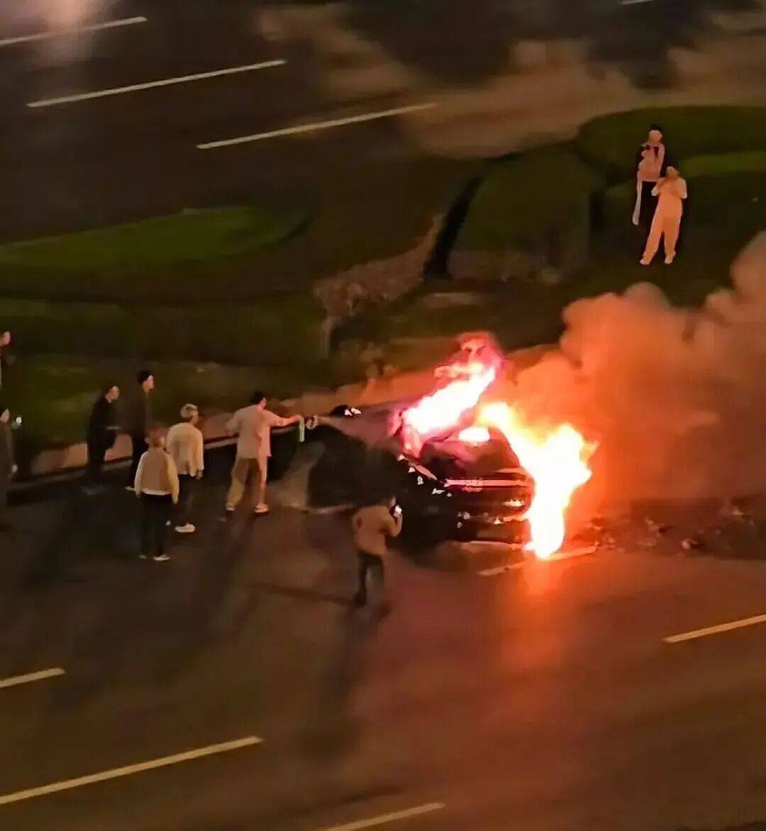 一辆SU7碰撞后爆燃<strong></p>
<p>宁波银行股票</strong>，多人救援未果！小米股价重挫近8%！