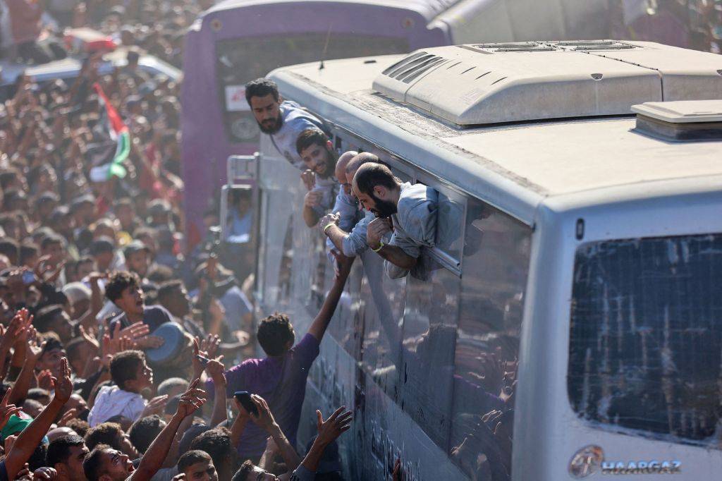 圆桌｜美以宣布“加沙战争”结束<strong></p>
<p>facebook股票</strong>，模糊的协议承载不了巴以和平