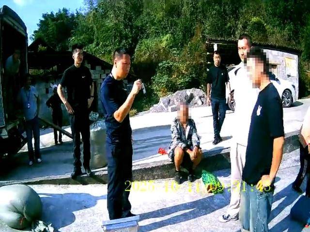 100斤玉米上秤秒变60斤？贵州一村民遭“鬼秤”骗粮！民警出手<strong></p>
<p>华友钴业股票</strong>，5人被拘