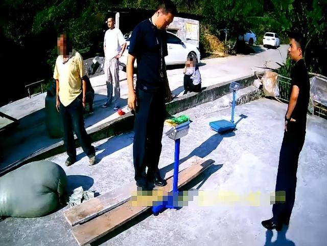 100斤玉米上秤秒变60斤？贵州一村民遭“鬼秤”骗粮！民警出手<strong></p>
<p>华友钴业股票</strong>，5人被拘