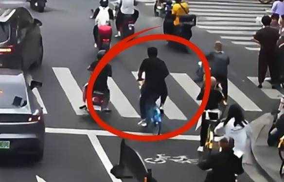 看着都疼<strong></p>
<p>华友钴业股票</strong>！上海街头一男子突然求助：10岁女儿被死死卡住！这个行为太危险→