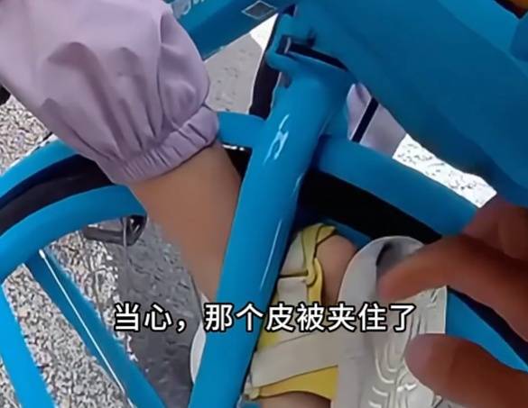 看着都疼<strong></p>
<p>华友钴业股票</strong>！上海街头一男子突然求助：10岁女儿被死死卡住！这个行为太危险→