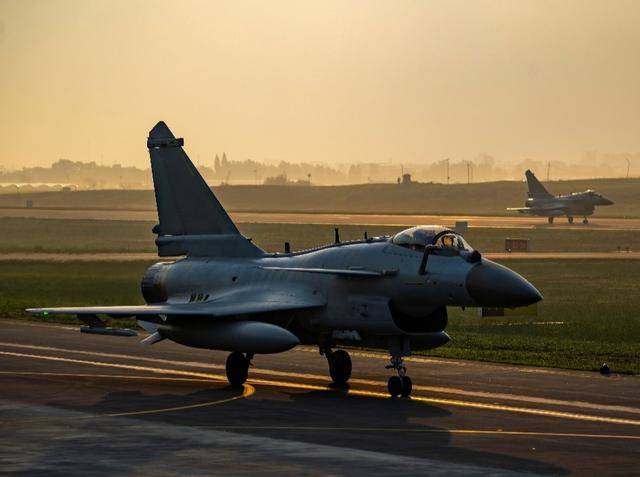 印尼豪掷90亿美元买歼-10<strong></p>
<p>华友钴业股票</strong>，不止看中战机，中械作战体系也来一套