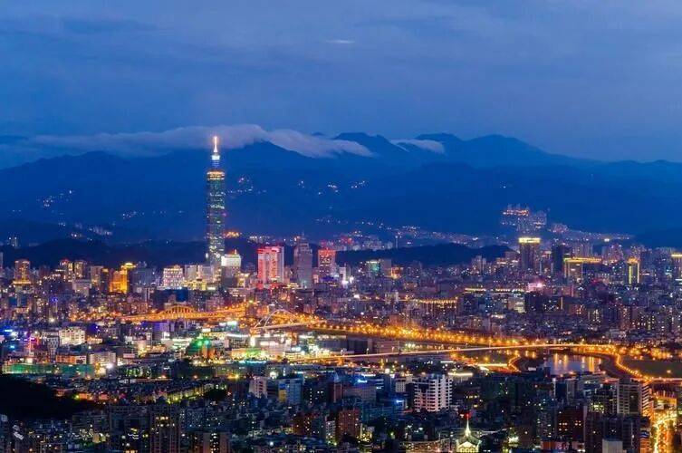 王毅抵达欧洲<strong></p>
<p>华友钴业股票</strong>，华春莹陪同出席，意大利公开选边站，欧盟傻眼了！