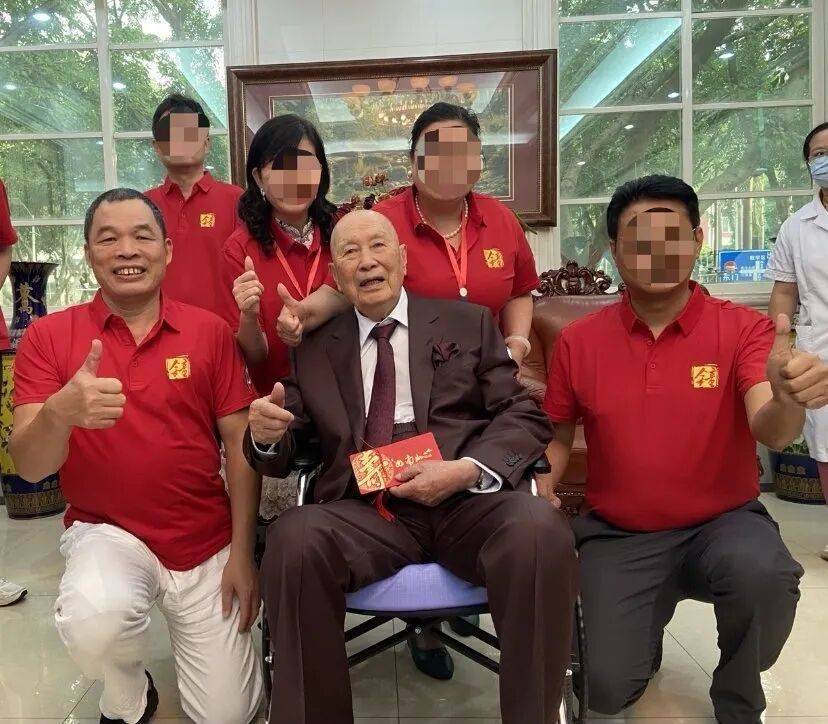 百岁院士声明“蹭合影”背后：双方交涉长达一年<strong></p>
<p>华友钴业股票</strong>，均称付诸法律