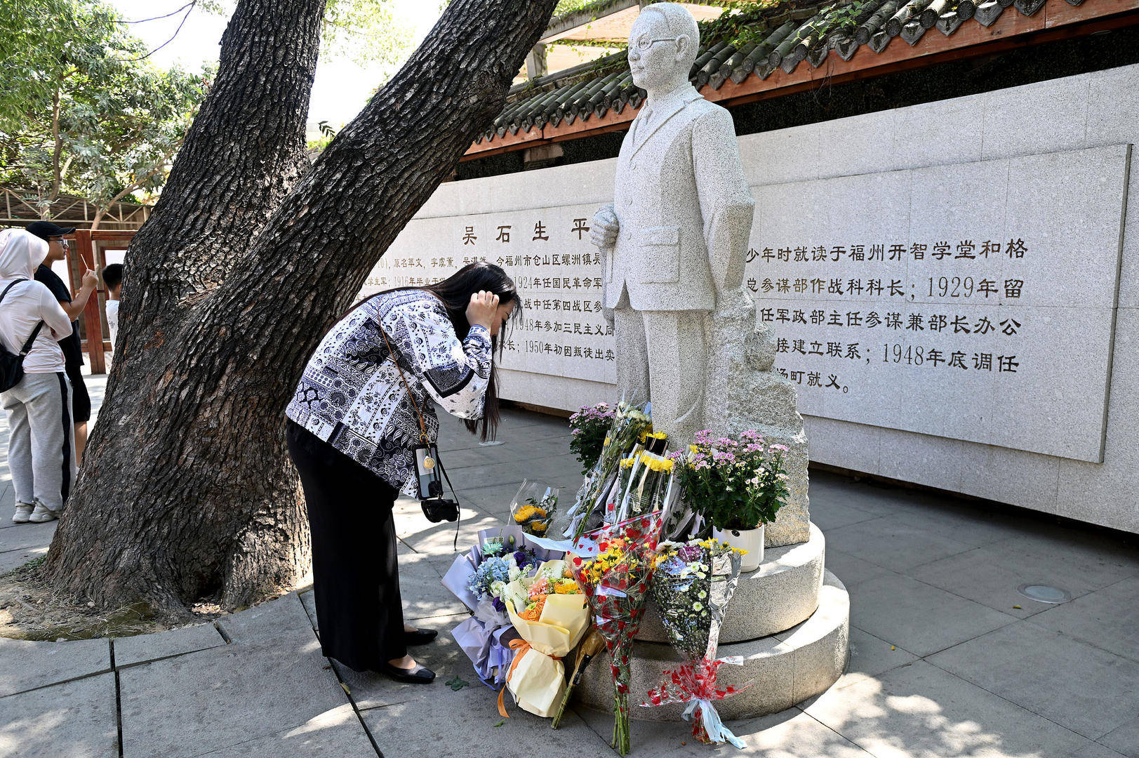 《沉默的荣耀》联合出品人：<strong></p>
<p>网易股票</strong>我们最终选择向真实深深鞠躬