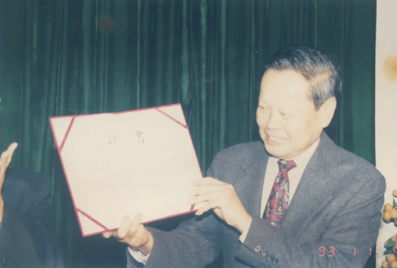 杨振宁为什么连续32年担任东莞理工学院名誉校长<strong></p>
<p>网易股票</strong>？