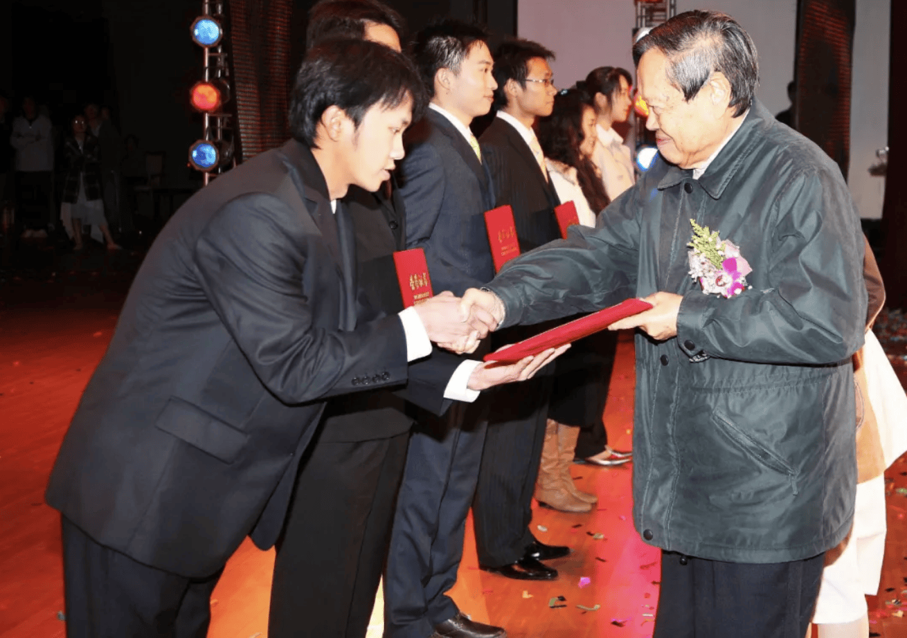 杨振宁为什么连续32年担任东莞理工学院名誉校长<strong></p>
<p>网易股票</strong>？