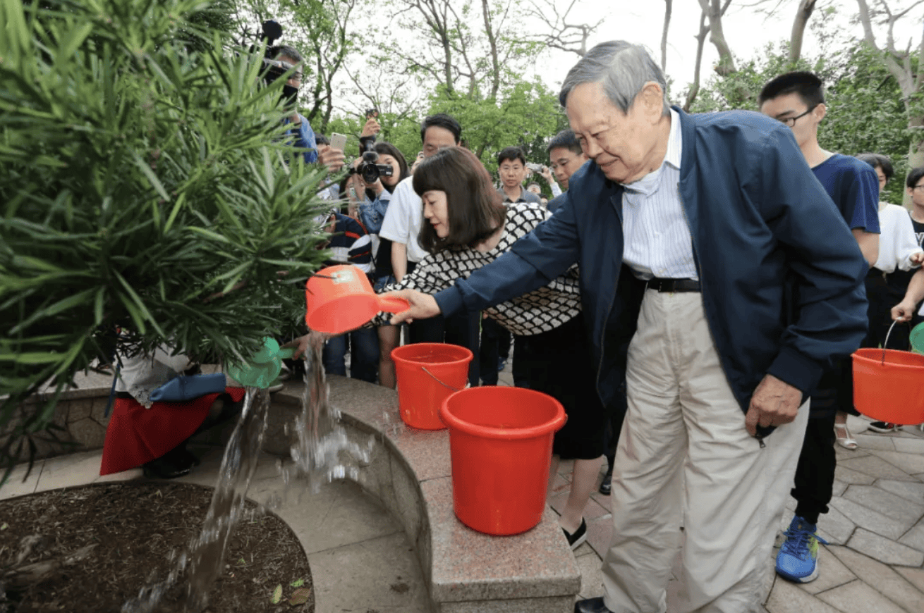 杨振宁为什么连续32年担任东莞理工学院名誉校长<strong></p>
<p>网易股票</strong>？